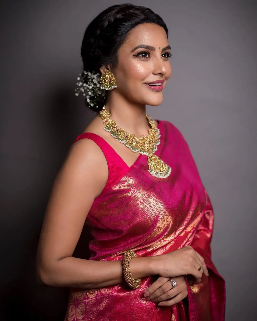 ACTRESS PRIYA ANAND IMAGES IN RED COLOR SAREE SLEEVELESS BLOUSE